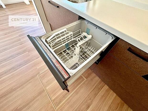 食洗機付きのキッチンです!忙しい時や手荒れ防止として大変活躍する便利な仕様です!ビルトインなのでキッチンの場所を取らず調理スペースを広く使うことが出来ます!