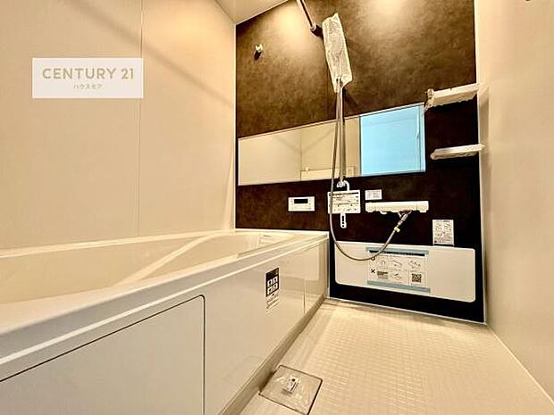 落ち着きある大人の雰囲気のバスルームは、味が出ていてバスタイムが充実!お仕事頑張っているご褒美にお好みの香りの入浴剤を入れて、楽しんでみてはいかがでしょうか?