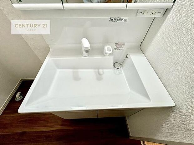 深い洗面台ボウルは、水が跳ねにくいのでお手入れが楽々！清潔感が保てます！キレイな洗面所で自分磨きのモチベーションが上がりますね！