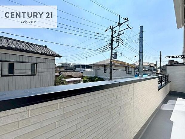 晴れた日には青い空を見渡せる開放的な時間を楽しめます。気持ちの良い風が通り抜ける街並みです!
