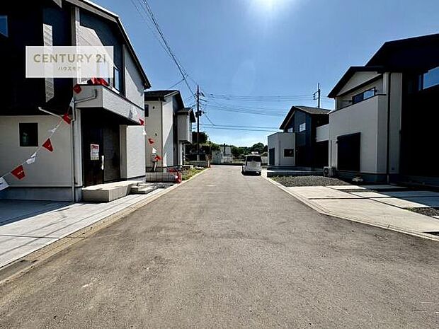前面道路は6m!陽当り良好な立地です。車庫入れが苦手な方も安心ですね。