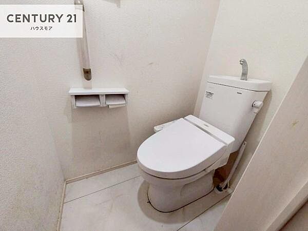 1・2階にトイレがございます！朝の忙しい時間帯も待たずにすみそうですね。白を基調とした清潔感のあるトイレでお手入れがしやすいです！