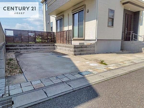駐車スペースは2台分あります！セカンドカーはもちろん、バイクや自転車なども置き場所に困りません。