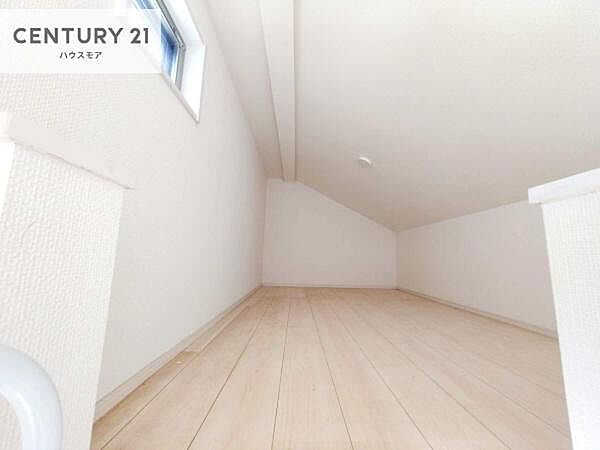 広々としたロフトは3帖！秘密基地にもなりそうな空間はいろいろな用途としてご利用いただけます！季節物や荷物の置き場所としても便利！小窓付きで明るく開放感があります。