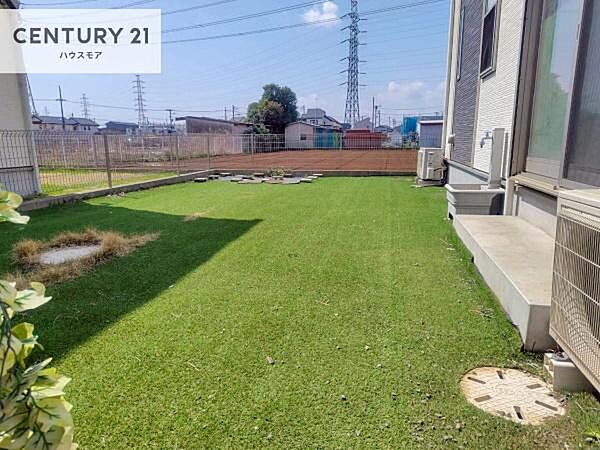 陽当たり良好なお庭です！晴れた日には青い空を見渡せる開放的な時間を楽しめます。ガーデニングや家庭菜園も楽しめます！