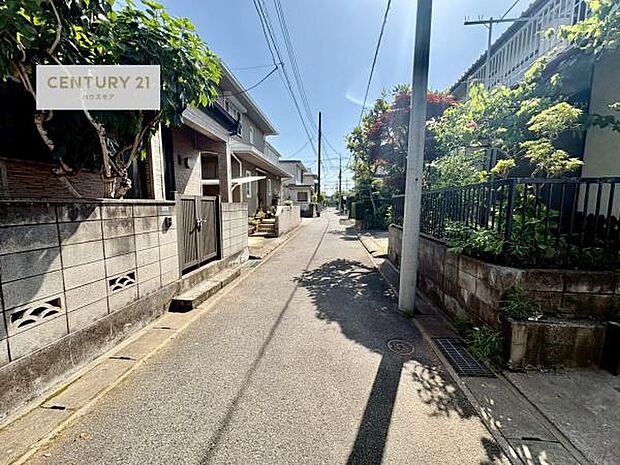 前面道路4m!陽当り良好な立地です。車庫入れが苦手な方も安心ですね。