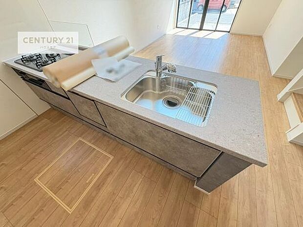 大人気の対面式システムキッチンを採用しています!ご家族のコミュニケーションが自然と増える設計です。お子様にも目が届くので嬉しいですね。収納力もあります!