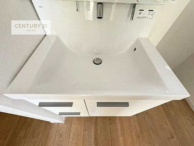 深い洗面台ボウルは、水が跳ねにくいのでお手入れが楽々!清潔感が保てます!キレイな洗面所で自分磨きのモチベーションが上がりますね!