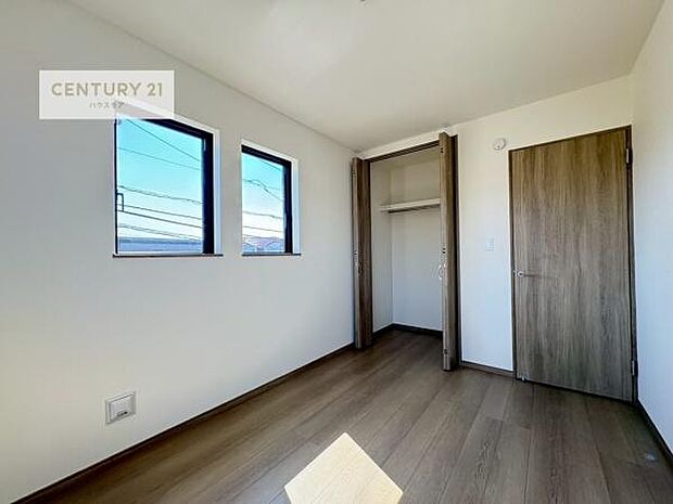 掃き出し窓がないお部屋は、お子様のお部屋としても安心です!収納スペースも充実しているので散らかったお部屋をサッと片付けられます!