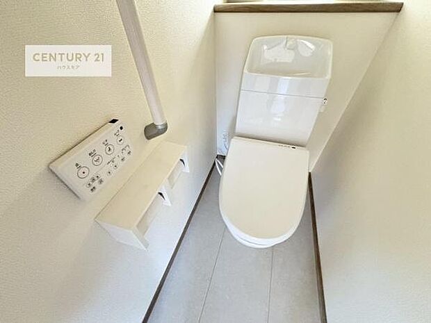 1・2階にトイレがございます!朝の忙しい時間帯も待たずにすみそうですね。白を基調とした清潔感のあるトイレでお手入れがしやすいです!