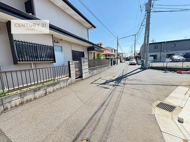 前面道路4.5m×4m!陽当り良好な立地です。車庫入れが苦手な方も安心ですね。