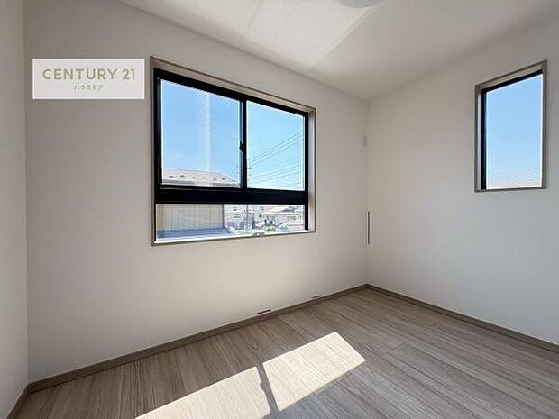 2面採光を確保した明るい室内は、風通しも良く、明るく大変居心地の良い空間となっております。リラックスして過ごせる心地の良いお部屋です!