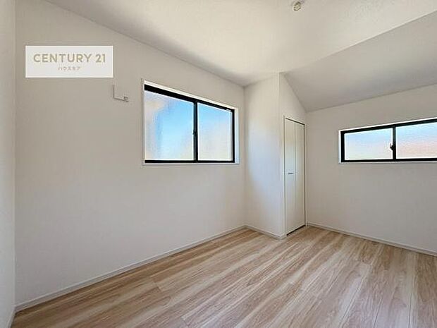 掃き出し窓がないお部屋は、お子様のお部屋としても安心です!収納スペースも充実しているので散らかったお部屋をサッと片付けられます!