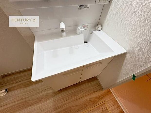 深い洗面台ボウルは、水が跳ねにくいのでお手入れが楽々!清潔感が保てます!キレイな洗面所で自分磨きのモチベーションが上がりますね!