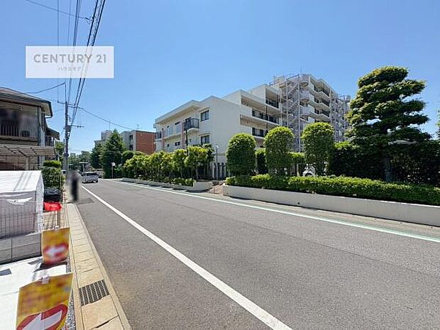 前面道路は開放感ある広々8m!陽当り良好です!車庫入れが苦手な方も安心ですね。