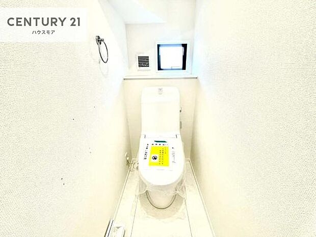 1・2階にトイレがございます！朝の忙しい時間帯も待たずにすみそうですね。白を基調とした清潔感のあるトイレでお手入れがしやすいです！