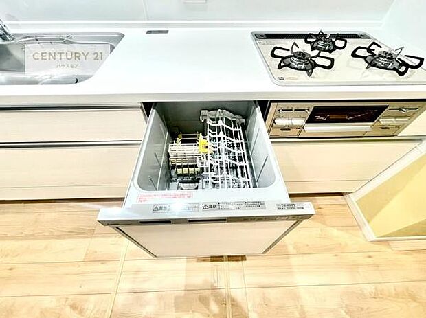 食洗機付き！忙しい時や冬場は手荒れ防止として大活躍します！ビルトイン仕様なので、場所も取らず調理スペースも広く使えて手際よく作業が出来ます！