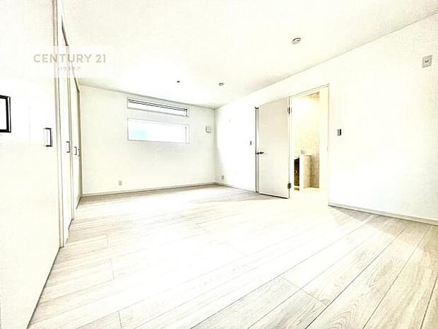 明るい室内は、風通しも良く、明るく大変居心地の良い空間となっております。リラックスして過ごせる心地の良いお部屋です！朝の目覚めがスッキリしますね！