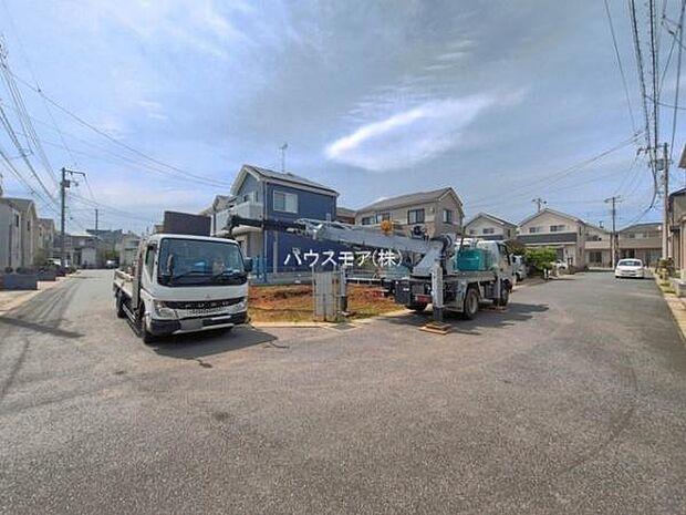 前面道路は5m×6m!陽当り良好な立地です。車庫入れが苦手な方も安心ですね。