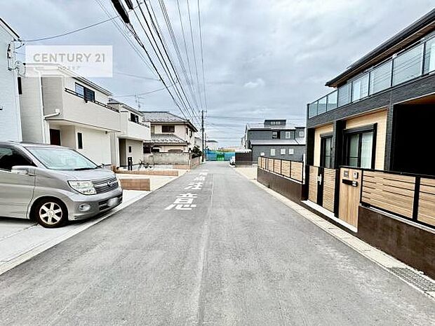 前面道路は6m!陽当り良好な立地です。車庫入れが苦手な方も安心ですね。