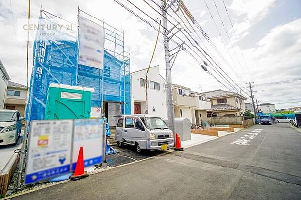 前面道路は6m!陽当り良好な立地です。車庫入れが苦手な方も安心ですね。