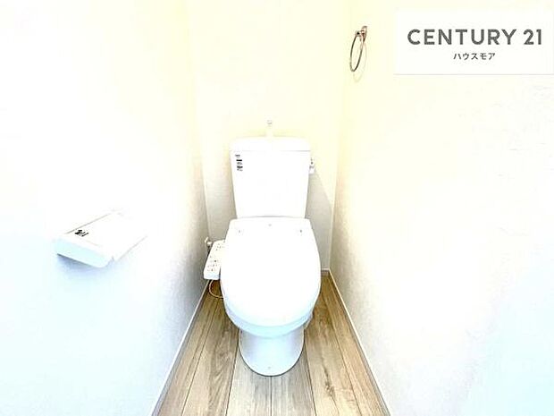 1・2階にトイレがございます！朝の忙しい時間帯も待たずにすみそうですね。白を基調とした清潔感のあるトイレでお手入れがしやすいです！