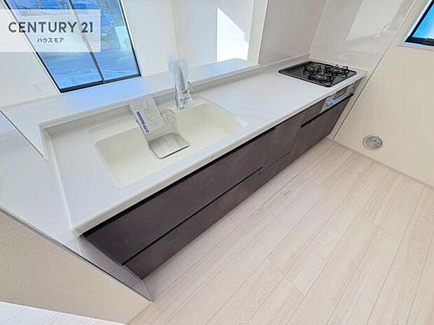 大人気の対面式システムキッチンを採用しています!ご家族のコミュニケーションが自然と増える設計です。お子様にも目が届くので嬉しいですね。広々使えて快適に作業が進みます。