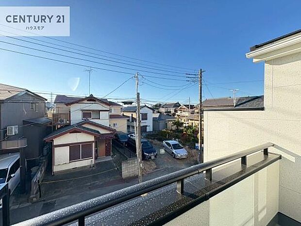 晴れた日には青い空を見渡せる開放的な時間を楽しめます。気持ちの良い風が通り抜ける街並みです！