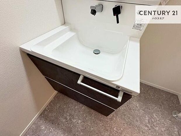 深い洗面台ボウルは、水が跳ねにくいのでお手入れが楽々!清潔感が保てます!キレイな洗面所で自分磨きのモチベーションが上がりますね!