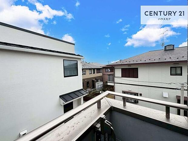 南東向きバルコニーは、朝から明るい陽光が差し込み、爽やかな一日を迎えられる心地よい空間です。お洗濯物も気持ちよく乾きます。