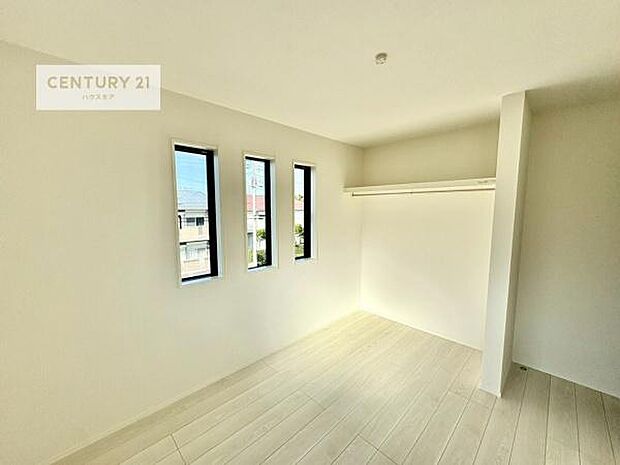 掃き出し窓がないお部屋は、お子様のお部屋としても安心です!収納スペースも充実しているので散らかったお部屋をサッと片付けられます!