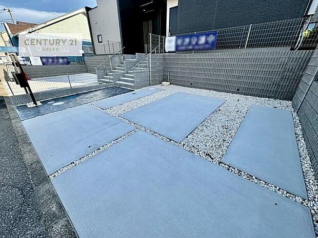 駐車スペースは2台分あります!セカンドカーはもちろん、バイクや自転車なども置き場所に困りません。