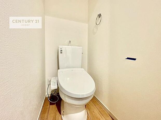 1・2階にトイレがございます!朝の忙しい時間帯も待たずにすみそうですね。白を基調とした清潔感のあるトイレでお手入れがしやすいです!