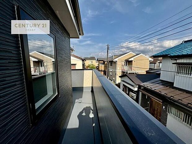 広々としているバルコニーです!お洗濯物を干すのはもちろん風に当たりながらくつろぎタイムが送れます!