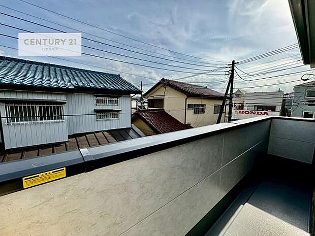 晴れた日には青い空を見渡せる開放的な時間を楽しめます。気持ちの良い風が通り抜ける街並みです!