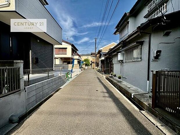 前面道路4m!陽当り良好な立地です。車庫入れが苦手な方も安心ですね。