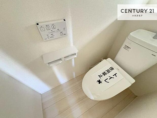 1・2階にトイレがございます！朝の忙しい時間帯も待たずにすみそうですね。白を基調とした清潔感のあるトイレでお手入れがしやすいです！
