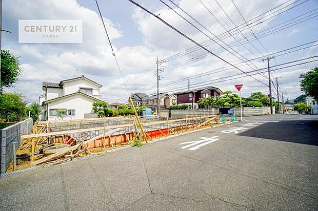 駐車スペースは2台分あります!セカンドカーはもちろん、バイクや自転車なども置き場所に困りません。