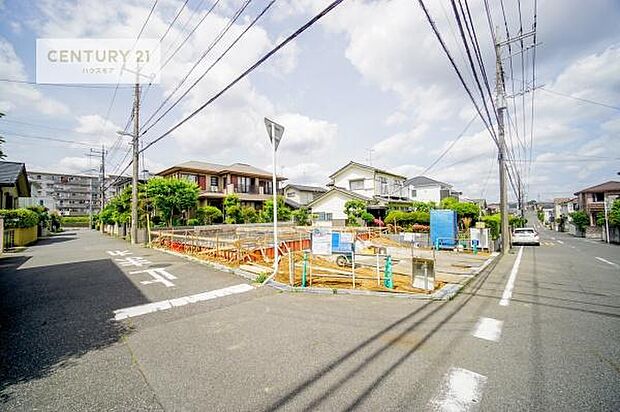 前面道路は6m×7.99m!陽当り良好な立地です。車庫入れが苦手な方も安心ですね。