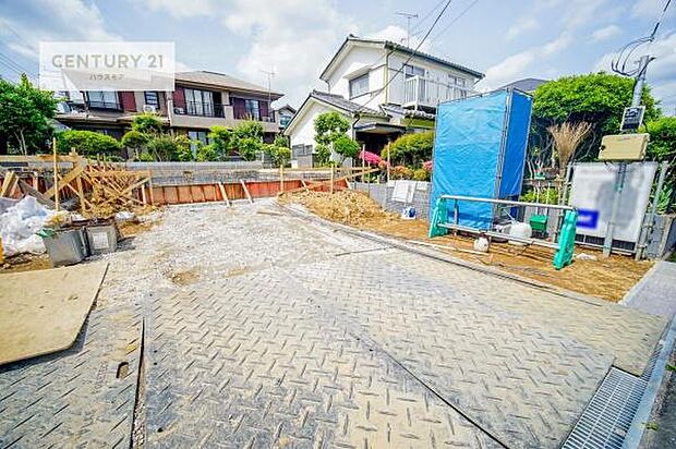 駐車スペースは2台分あります!セカンドカーはもちろん、バイクや自転車なども置き場所に困りません。