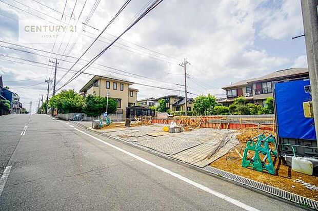前面道路は7.99m!陽当り良好な立地です。車庫入れが苦手な方も安心ですね。