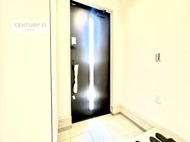 玄関収納が充実しているので、玄関周りがスッキリ片付き来客時に靴の置き場に困りません！