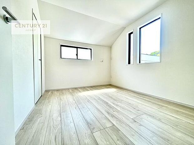 掃き出し窓がないお部屋は、お子様のお部屋としても安心です！収納スペースも充実しているので散らかったお部屋をサッと片付けられます！