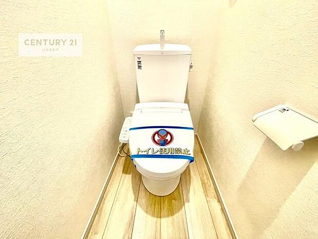1・2階にトイレがございます！朝の忙しい時間帯も待たずにすみそうですね。白を基調とした清潔感のあるトイレでお手入れがしやすいです！