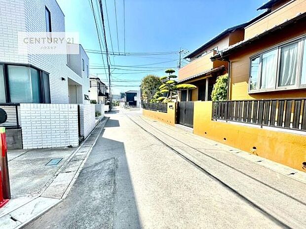前面道路は5.5ｍ！陽当り良好な立地です。車庫入れが苦手な方も安心ですね。