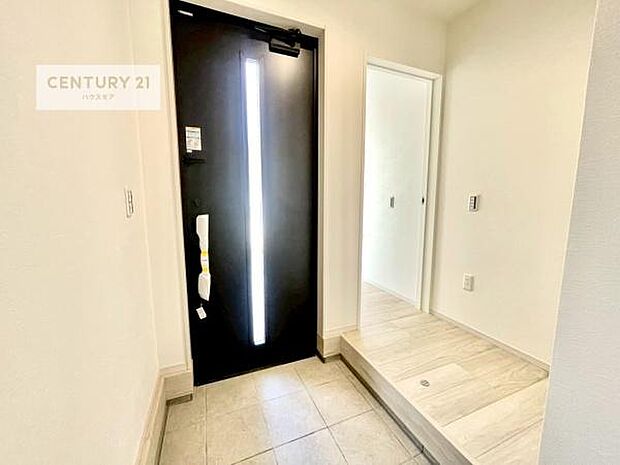 落ち着いた雰囲気の玄関です。オシャレな玄関で家族やお客様を送迎できるのはいいですね!