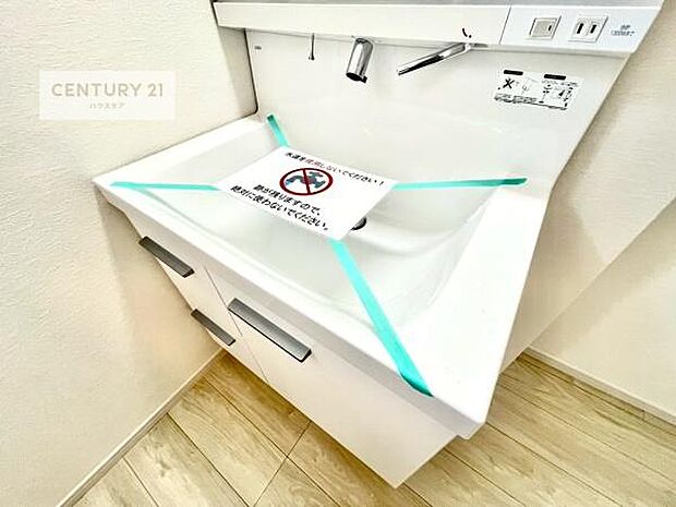 深い洗面台ボウルは、水が跳ねにくいのでお手入れが楽々!清潔感が保てます!キレイな洗面所で自分磨きのモチベーションが上がりますね!