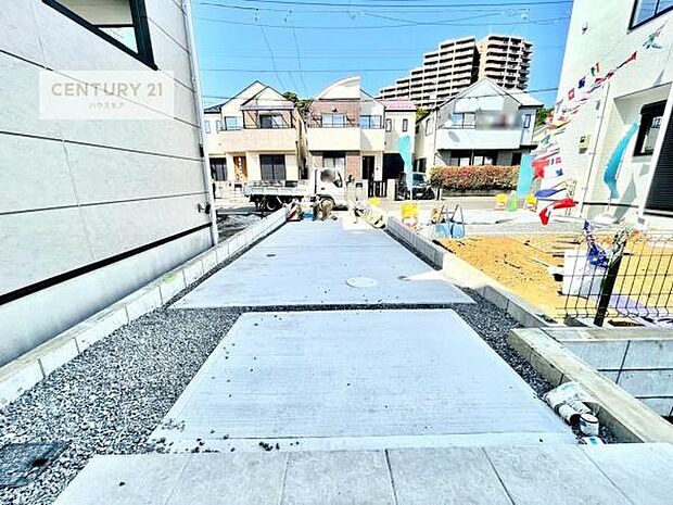 駐車スペースは2台分あります！セカンドカーはもちろん、バイクや自転車なども置き場所に困りません。
