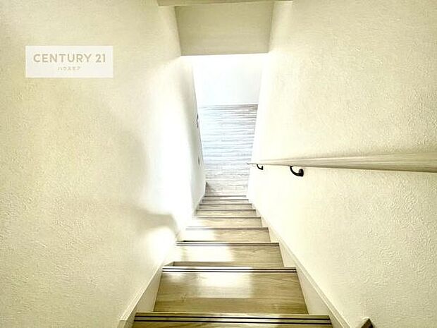 階段は明るく手摺りもついています！お子様やご年配の方も安心してご利用頂けますね！