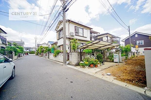 前面道路は5.71ｍ！陽当り良好な立地です。車庫入れが苦手な方も安心ですね。